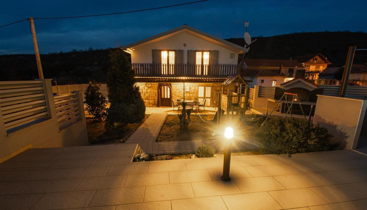 Spacious Villa For 10 With A Big Private Pool Trilj Exterior photo