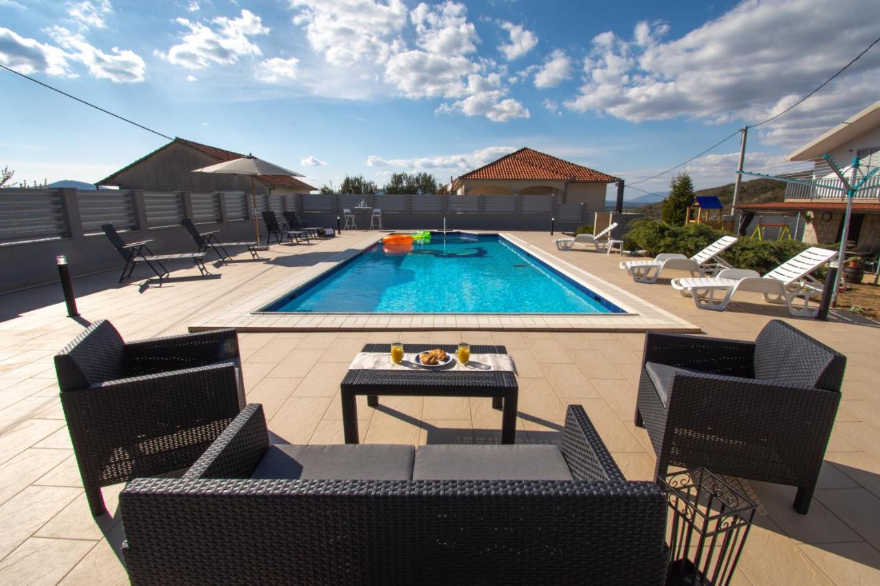 Spacious Villa For 10 With A Big Private Pool Trilj Exterior photo