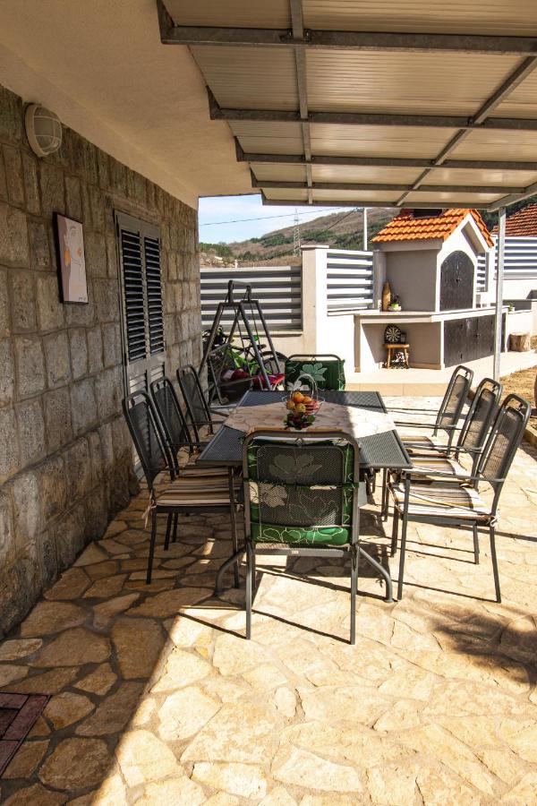 Spacious Villa For 10 With A Big Private Pool Trilj Exterior photo