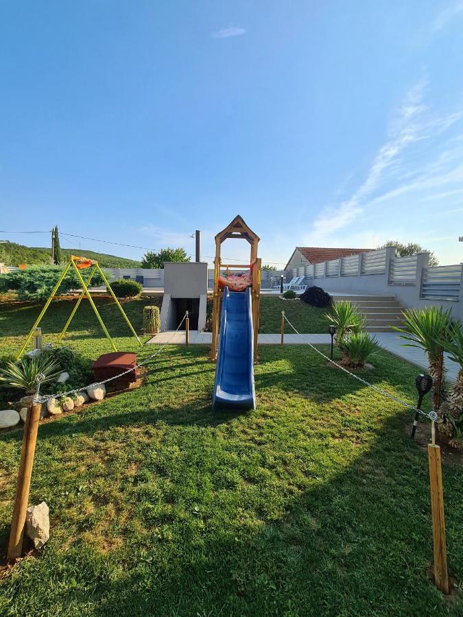 Spacious Villa For 10 With A Big Private Pool Trilj Exterior photo